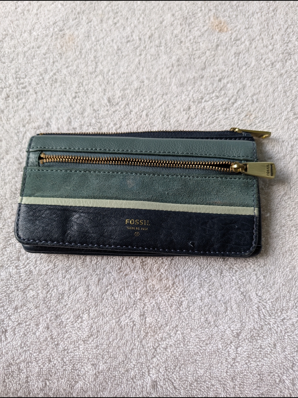 Fossil Blue & Teal Zip Card Wallet.
